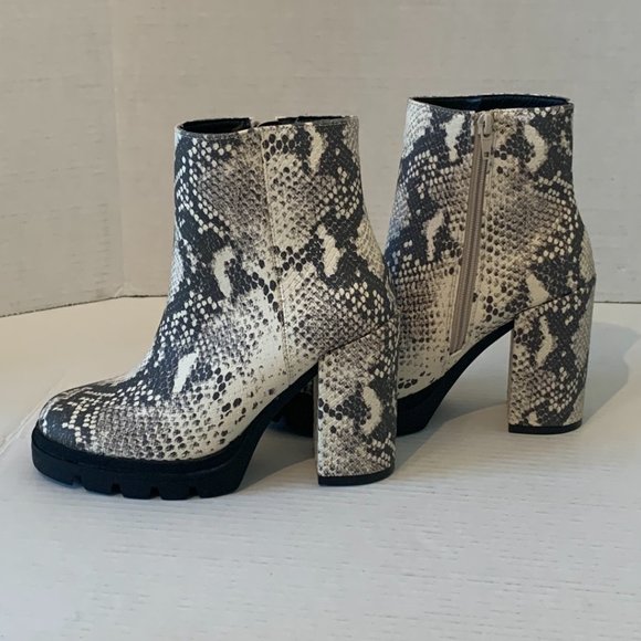Steve Madden Womens Snake Skin Pattern Ankle High Boot Zipper Sides Size 5.5M - Picture 4 of 13